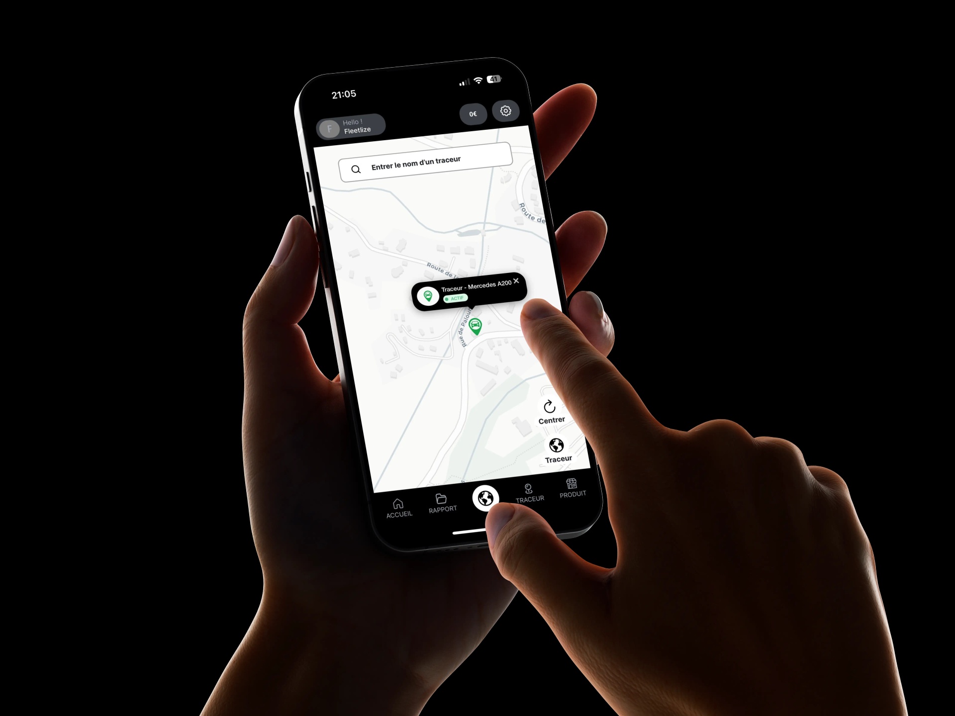 Téléphone en main, l'homme pointe le doigt sur l'application Fleetlize